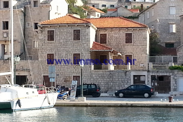 BRAČ, UNIQUE STONE HOUSE IN THE FIRST ROW TO THE SEA